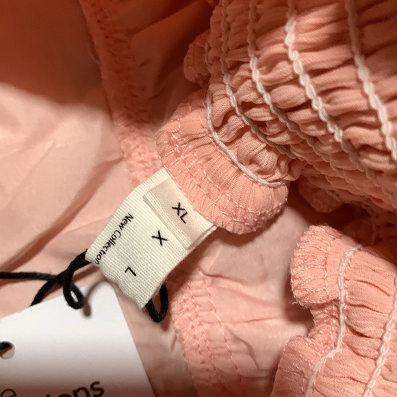 Feminine flowy peach colored dress with tie in the back , lightweight lining - Picture 3 of 7